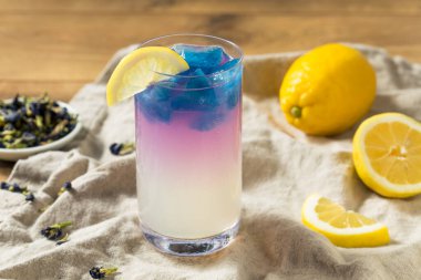 Ev yapımı Kelebek Bezelye Çayı Mavi Buzlu Limonata