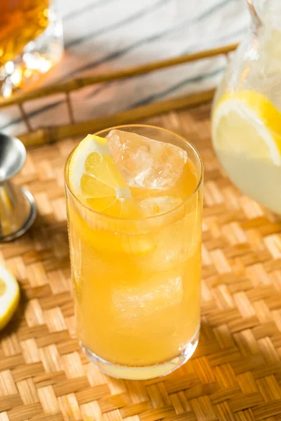 Uppfriskande Söt Bourbon Lemonade Redo Att Dricka — Stockfoto