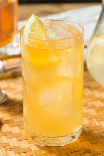 Uppfriskande Söt Bourbon Lemonade Redo Att Dricka — Stockfoto