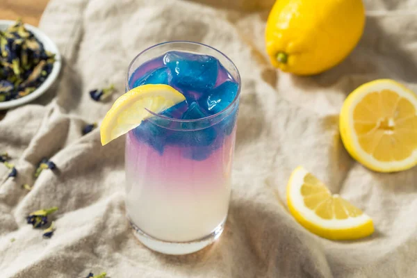 Caseiro Borboleta Chá Ervilha Limonada Com Gelo Azul — Fotografia de Stock