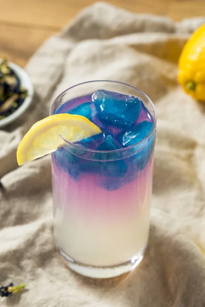 Zelfgemaakte Vlindererwtenthee Limonade Met Blauw Ijs — Stockfoto