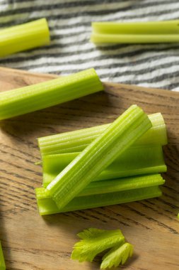 Organik Yeşil Kesimli Kereviz Çubukları Yemeye Hazır