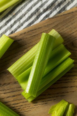 Organik Yeşil Kesimli Kereviz Çubukları Yemeye Hazır