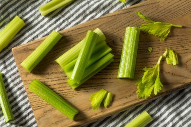 Organik Yeşil Kesimli Kereviz Çubukları Yemeye Hazır