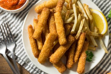 Dip ile Ev Yapımı Kızarmış Balık Çubukları ve Patatesleri