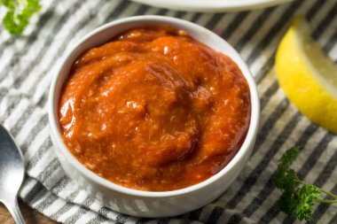 Deniz mahsulleri için ev yapımı Baharatlı Kokteyl Sosu