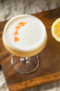 Ev yapımı Ayyaş PIsco Ekşi Kokteyl ve Bitters