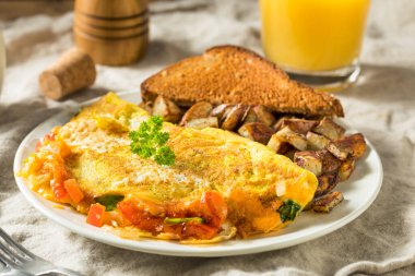 Peynirli patates ve tostlu ev yapımı sebzeli omlet.