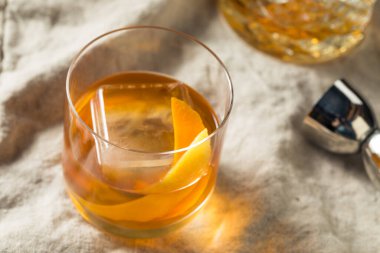 Ayyaş Bourbon Portakal ve Limonlu Eski Modası Kokteyl