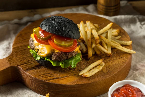 Cheeseburger Domowej Roboty Black Charcoal Bun Frytki — Zdjęcie stockowe