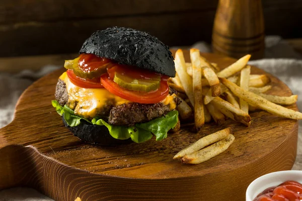 Hamburguesa Queso Casera Con Bollo Carbón Negro Patatas Fritas —  Fotos de Stock