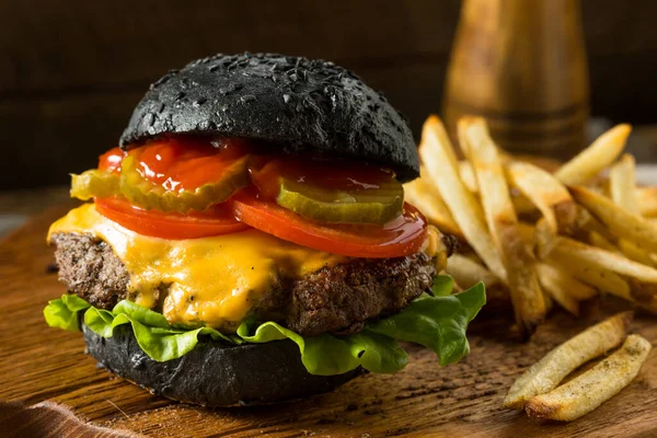 Hamburguesa Queso Casera Con Bollo Carbón Negro Patatas Fritas —  Fotos de Stock