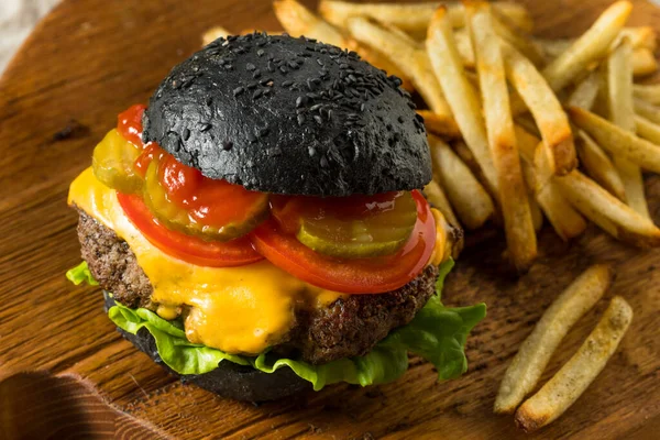 Cheeseburger Fatto Casa Con Panino Carbone Nero Patatine Fritte — Foto Stock