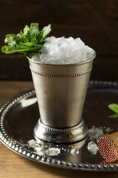 Boozy Congelé Bourbon Mint Julep Dans Verre — Photo