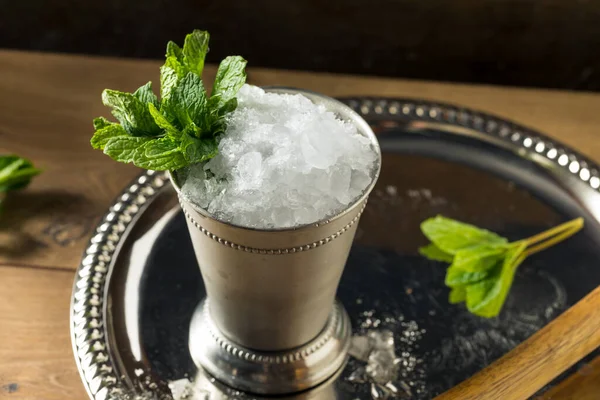 Zamrożony Boozy Bourbon Mint Julep Szklance — Zdjęcie stockowe