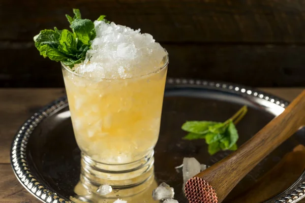 Zmrazený Chlast Bourbon Mint Julep Sklenici — Stock fotografie