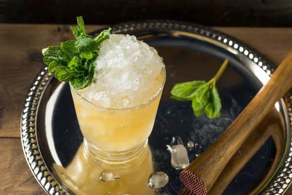 Frozen Boozy Bourbon Mint Julep Vaso — Foto de Stock