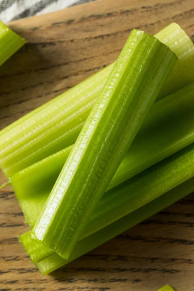 有机绿切芹菜片可供食用 — 图库照片