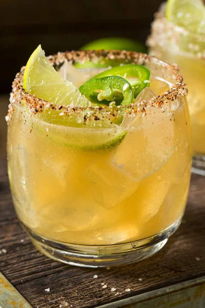 Buatan Rumah Jalapeno Margarita Dengan Lime Dan Tequila — Stok Foto
