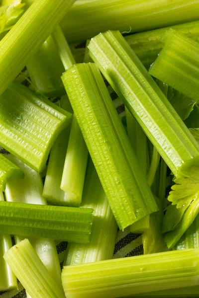 有机绿切芹菜片可供食用 — 图库照片