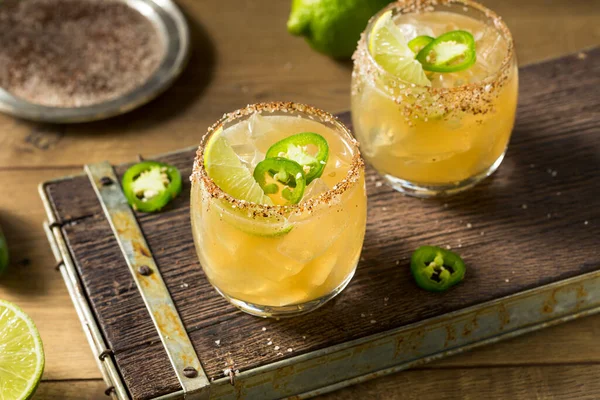 Zelfgemaakte Kruidige Jalapeno Margarita Met Limoen Tequila — Stockfoto