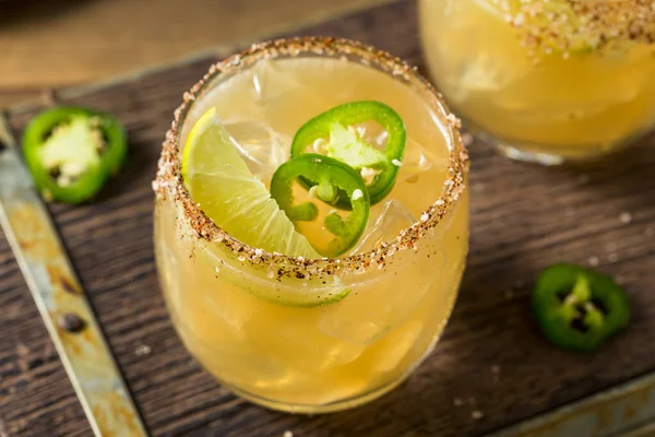 Buatan Rumah Jalapeno Margarita Dengan Lime Dan Tequila — Stok Foto