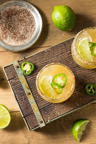 Buatan Rumah Jalapeno Margarita Dengan Lime Dan Tequila — Stok Foto