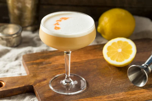 Hausgemachter Boozy Pisco Sour Cocktail Mit Bitter — Stockfoto