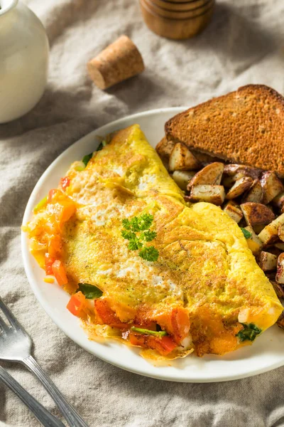 Homemade Veggie Omelette Cheese Potatoes Toast — Stock Photo, Image