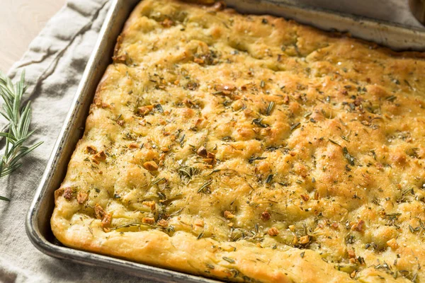 Alho Caseiro Rosemary Focaccia Pão Com Azeite — Fotografia de Stock