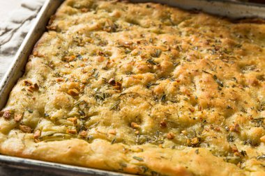 Ev yapımı sarımsak ve zeytinyağlı biberiye Focaccia ekmeği.