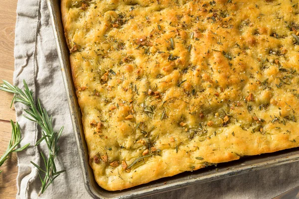 Bawang Putih Buatan Sendiri Dan Rosemary Focaccia Roti Dengan Minyak — Stok Foto