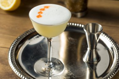 Limon ve Angastora ile Tatlı Ayyaş Viski Pisco Ekşi