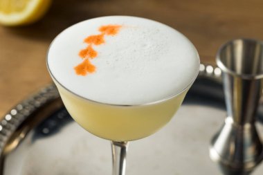 Limon ve Angastora ile Tatlı Ayyaş Viski Pisco Ekşi