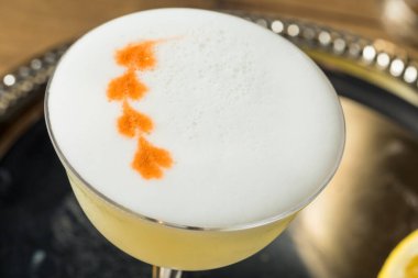 Limon ve Angastora ile Tatlı Ayyaş Viski Pisco Ekşi