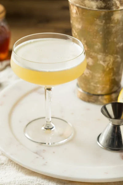 Boozy Bees Knees Gin Cocktail Mit Zitrone — Stockfoto