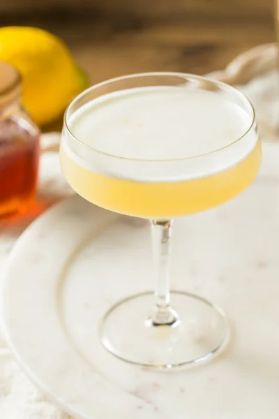 Boozy Bees Knees Gin Cocktail Mit Zitrone — Stockfoto