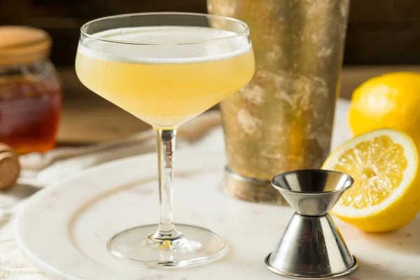Boozy Bees Knees Gin Cocktail Met Citroen — Stockfoto