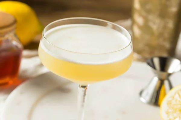 Boozy Bees Knees Gin Cocktail Lemon — стокове фото