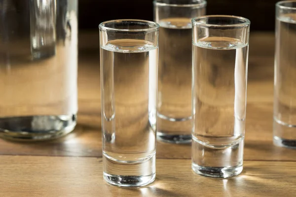 Fuerte Boozy Ruso Vodka Disparos Listo Para Beber —  Fotos de Stock