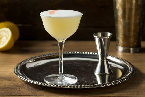 Sweet Boozy Whiskey Pisco Sour Con Limone Angastora — Foto Stock