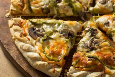 Mantarlı ve biberli ev yapımı vejetaryen pizzası.
