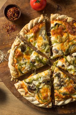 Mantarlı ve biberli ev yapımı vejetaryen pizzası.