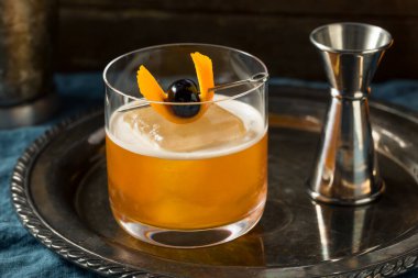 Kahve Kiraz ve Portakallı Eski moda Kokteyl