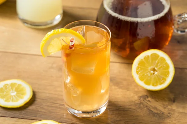 レモンと冷たいレモネードとアイスティーをリフレッシュ — ストック写真