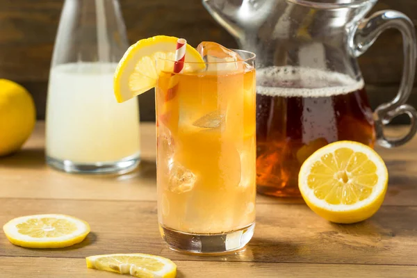 Освежающий Холодный Лимонад Чай Льдом Лимоном — стоковое фото