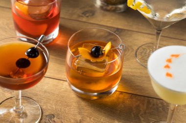 Martini, Old Fashioned ve Negroni ile Ayyaş Klasik Kokteyl Karışımı