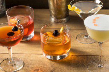 Martini, Old Fashioned ve Negroni ile Ayyaş Klasik Kokteyl Karışımı