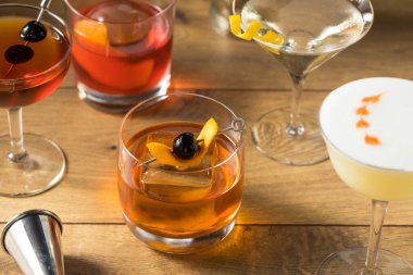 Martini, Old Fashioned ve Negroni ile Ayyaş Klasik Kokteyl Karışımı