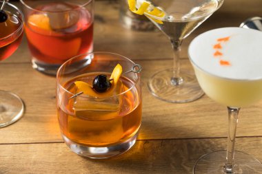 Martini, Old Fashioned ve Negroni ile Ayyaş Klasik Kokteyl Karışımı